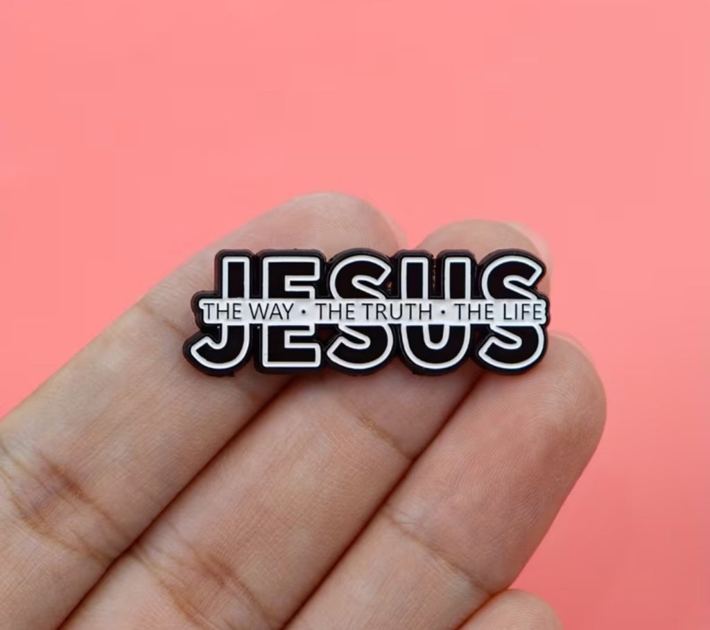 Pin cristiano JESUS The Way The Truth The Life mostrado en la mano
