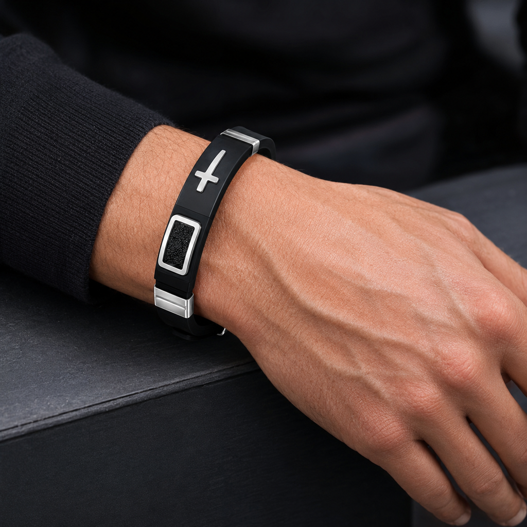 Pulsera Silicona Negra Eliseó puesta en muñeca de hombre