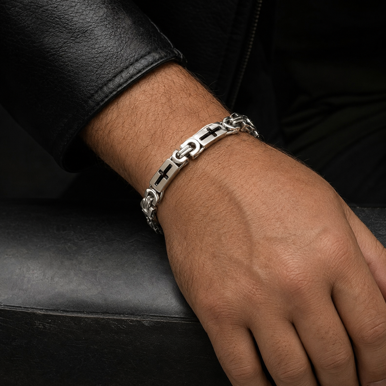 Pulsera Premium Ezequiel puesta en muñeca de hombre