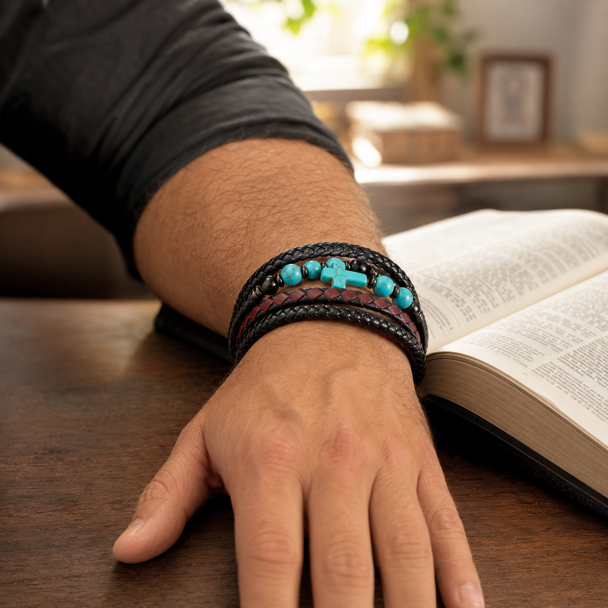 Pulsera Joel puesta en muñeca de hombre