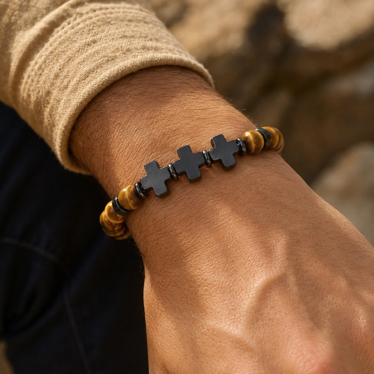 Pulsera Triple Cruz Ojo de Tigre Josabé puesta en muñeca de hombre