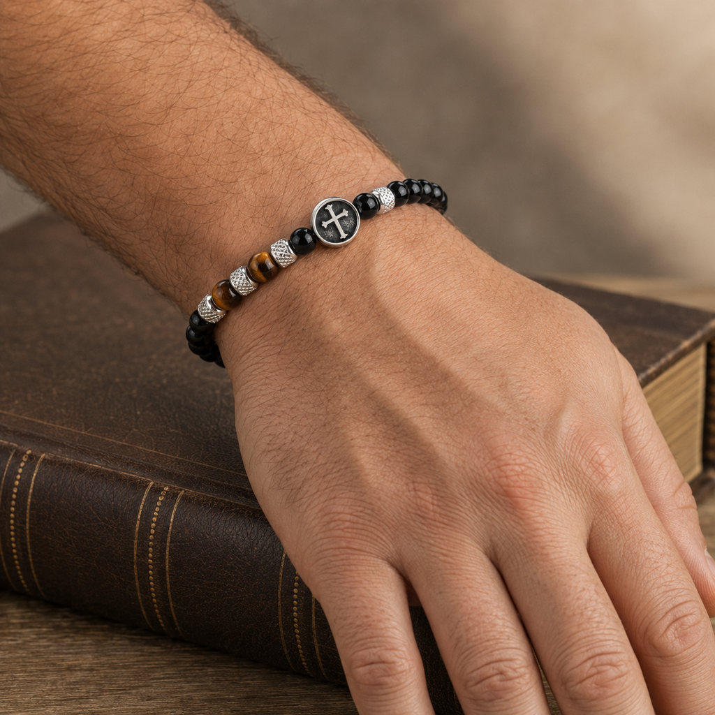 Pulsera Unisex Josafat puesta en muñeca de hombre