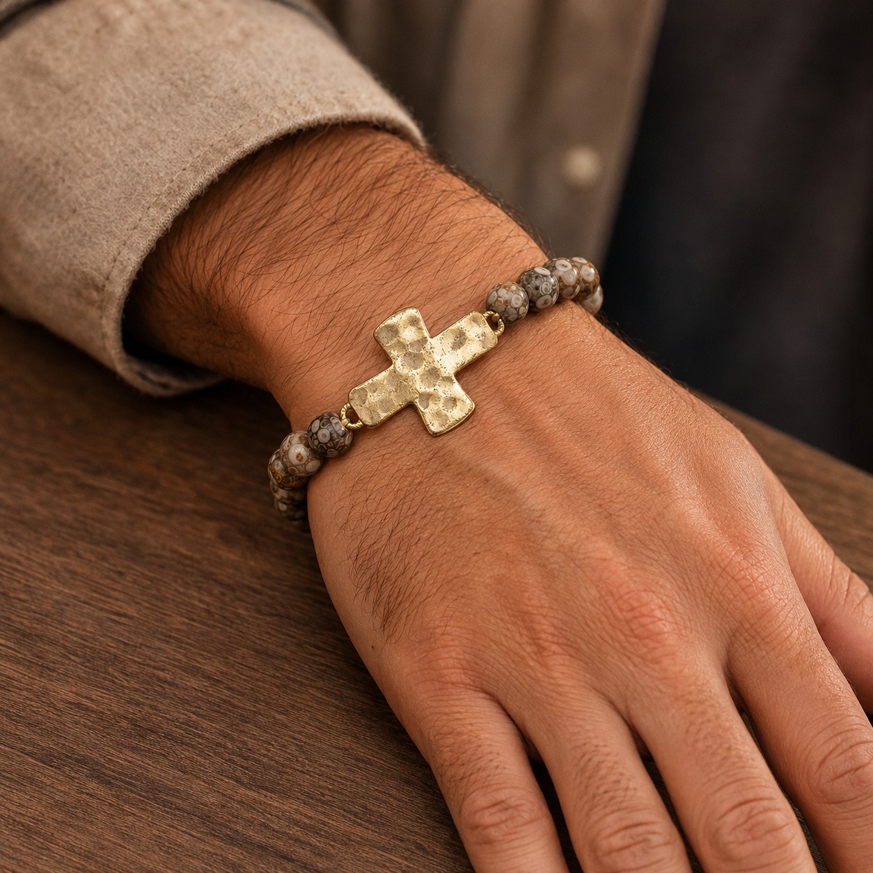 Pulsera Manoa puesta en muñeca de hombre
