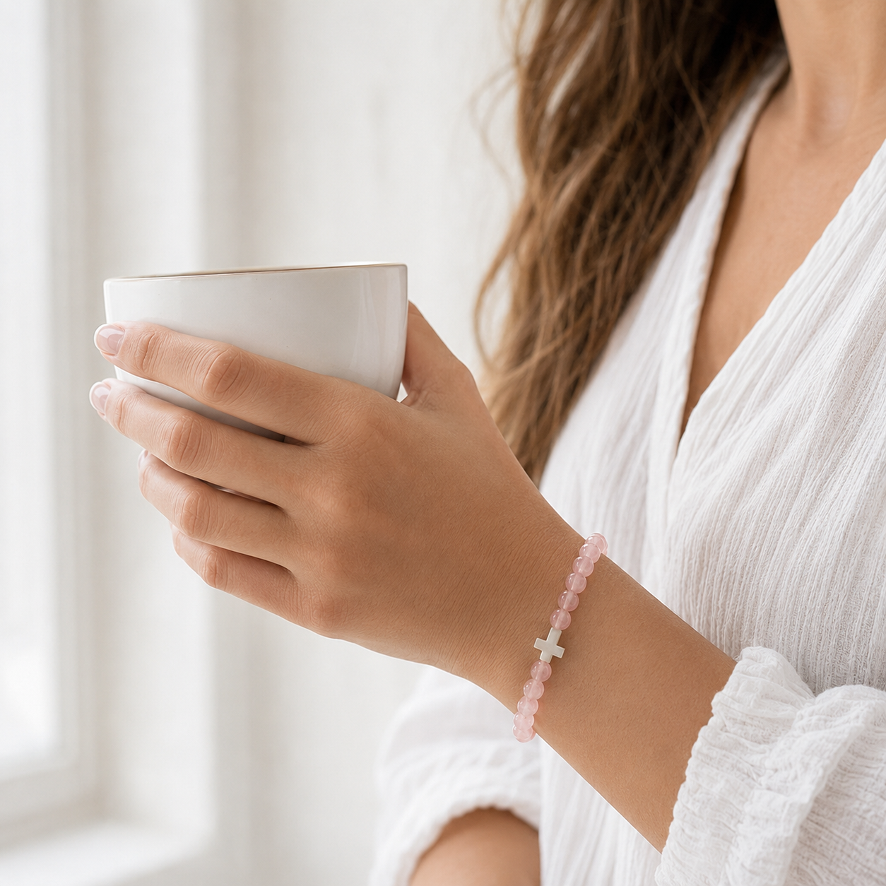 Pulsera María puesta en muñeca de mujer