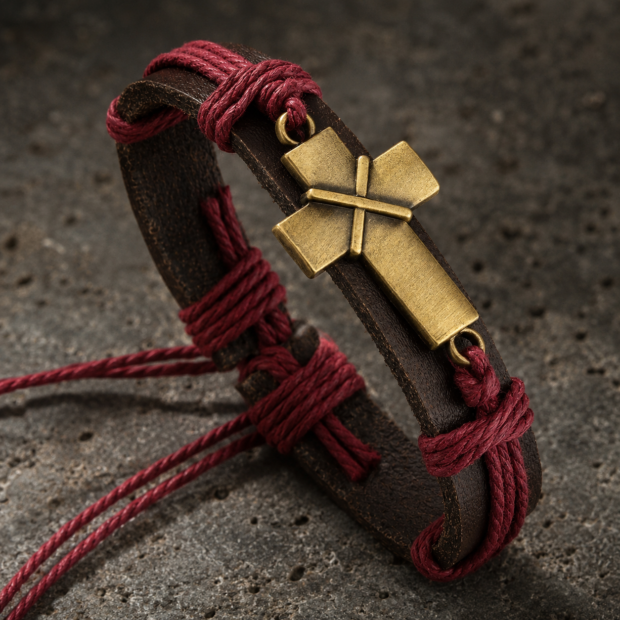 Detalle macro de Pulsera Urbana Nehêmías de cuero y cruz de bronce