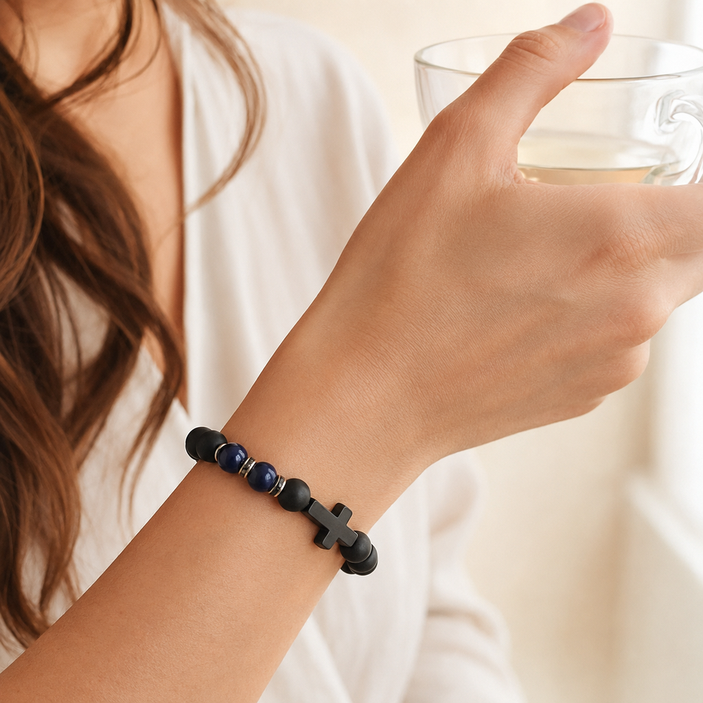 Pulsera Noemí puesta en muñeca de mujer