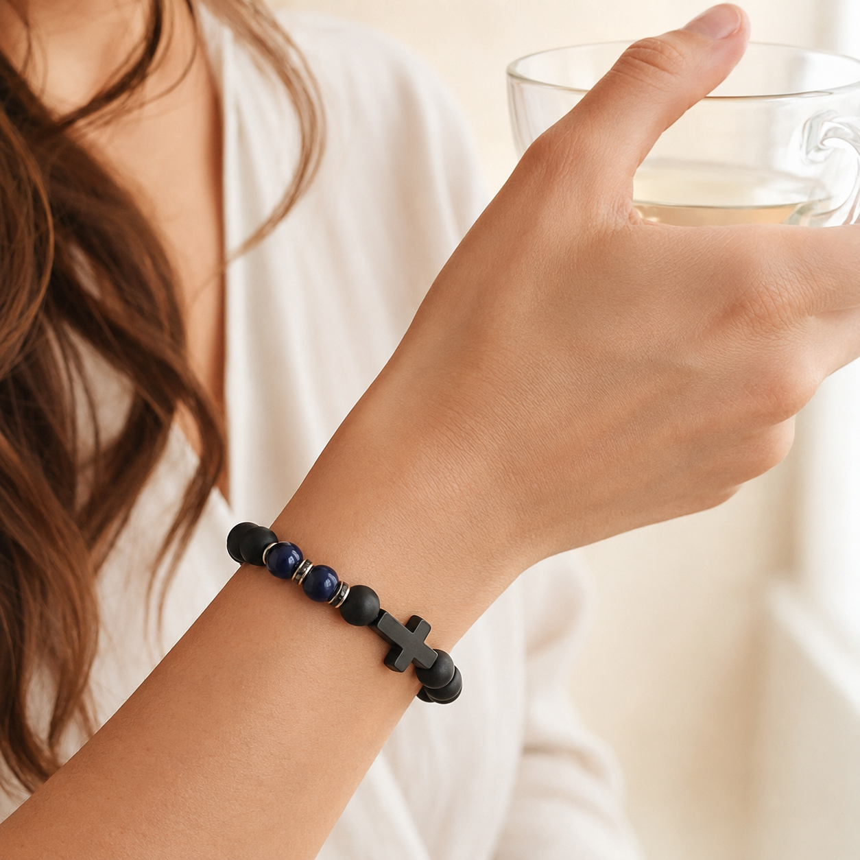 Pulsera Noemí puesta en muñeca de mujer