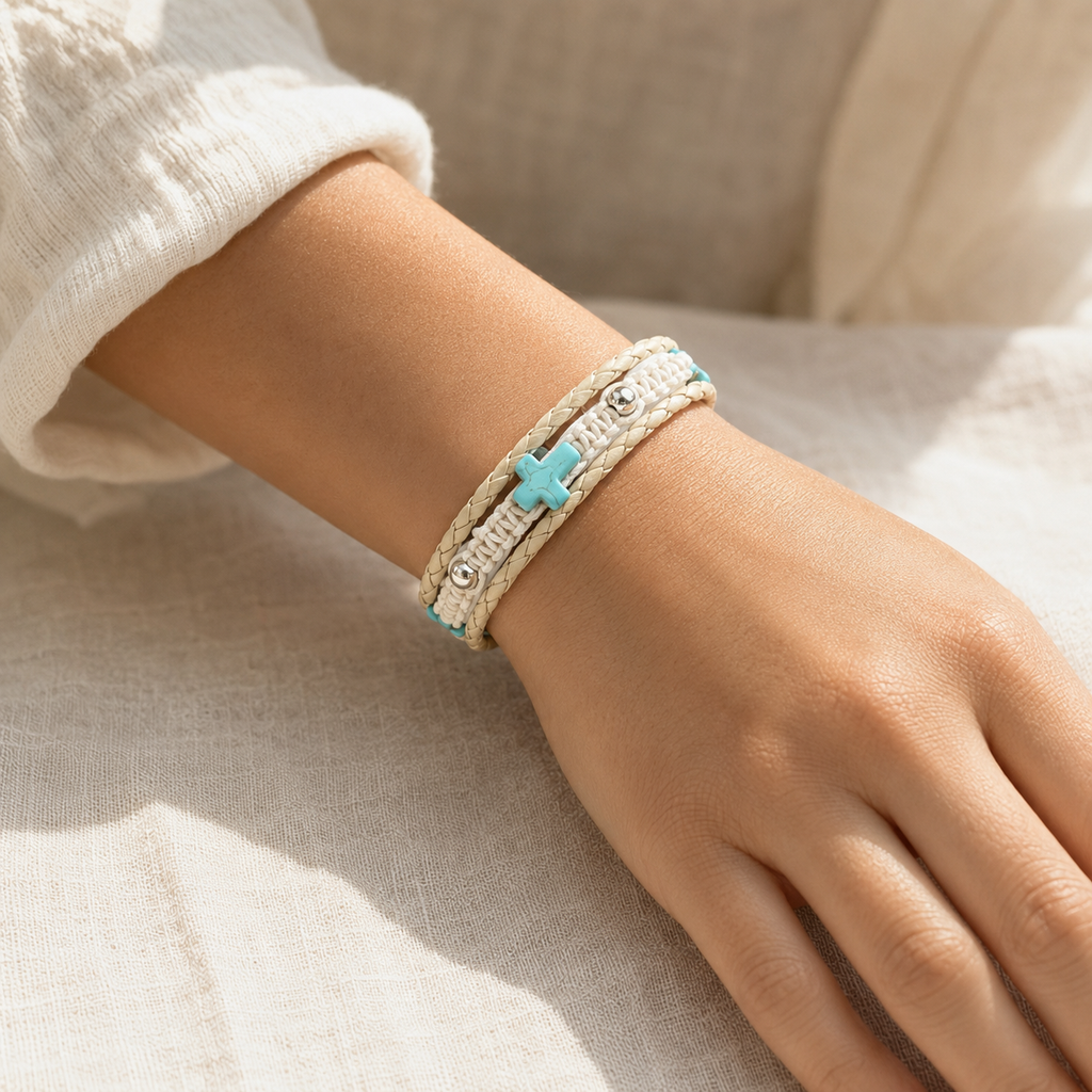 Pulsera Priscila puesta en muñeca de mujer
