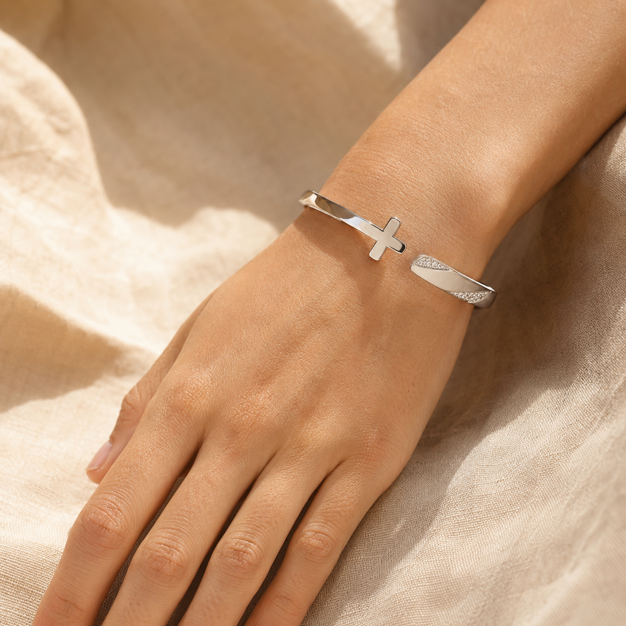 Pulsera Rut puesta en muñeca de mujer