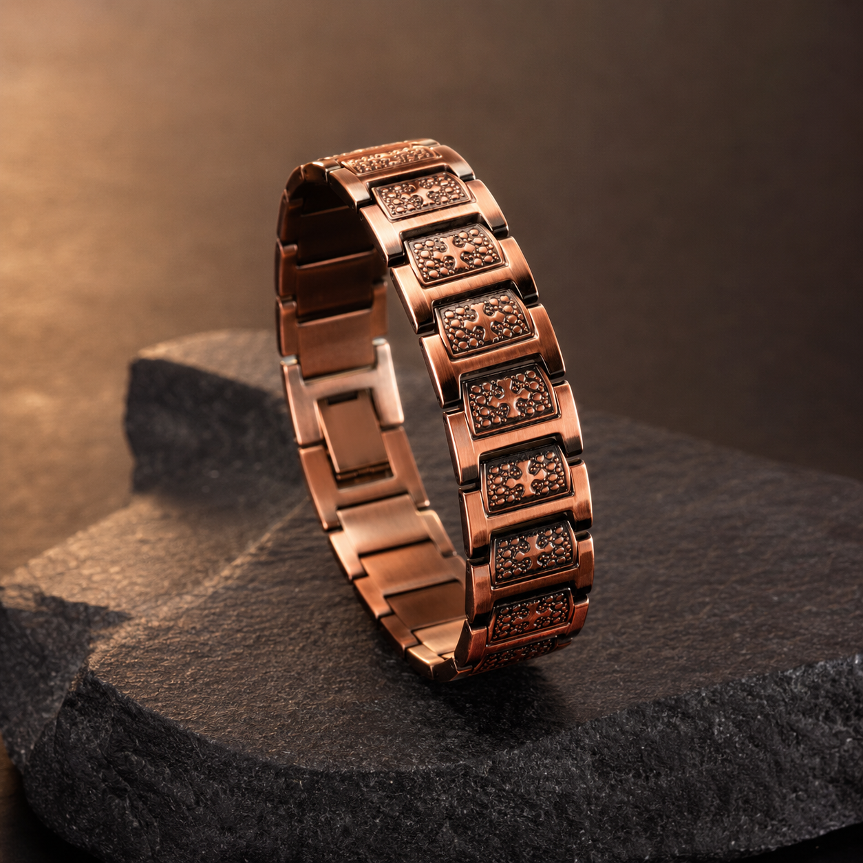 Pulsera Texturizada en Cobre en fotografía de catálogo premium