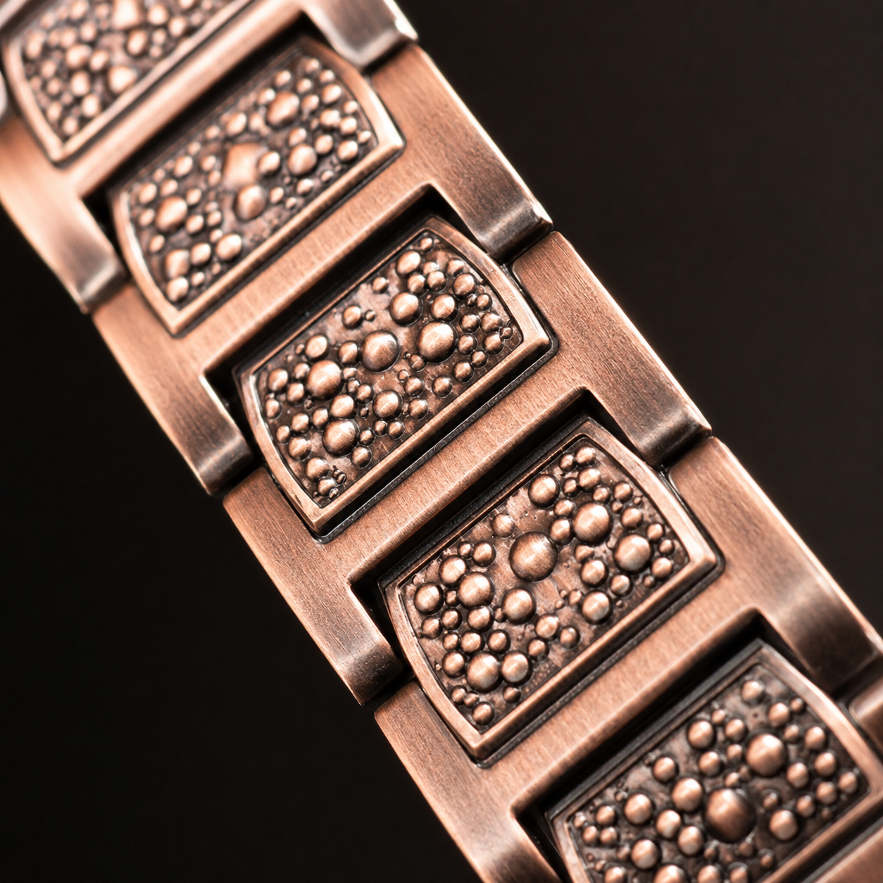 Pulsera Texturizada en Cobre en fotografía macro premium