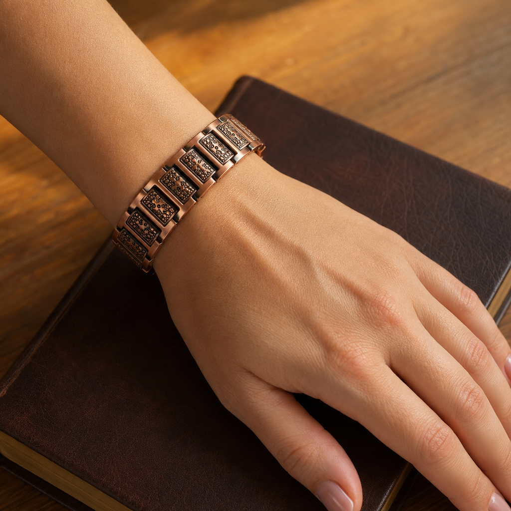 Pulsera Texturizada en Cobre puesta en muñeca de mujer
