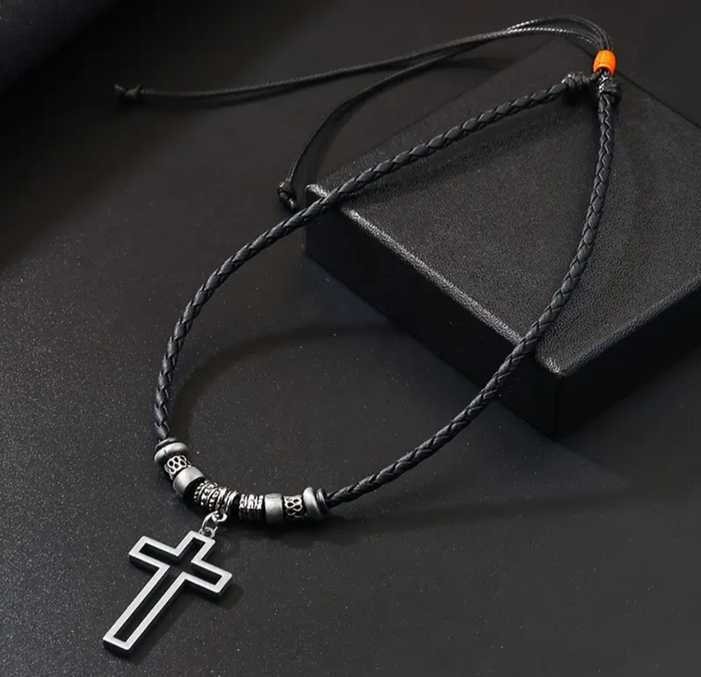 Collar Eleazar | Cuero Negro y Cruz de Acero — Firmeza que se Lleva Puesta ✝️