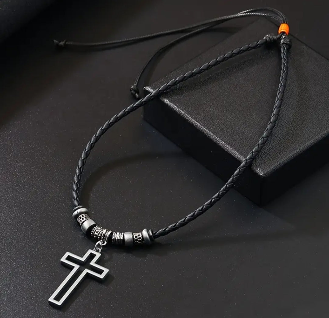 Collar Eleazar | Cuero Negro y Cruz de Acero — Firmeza que se Lleva Puesta ✝️