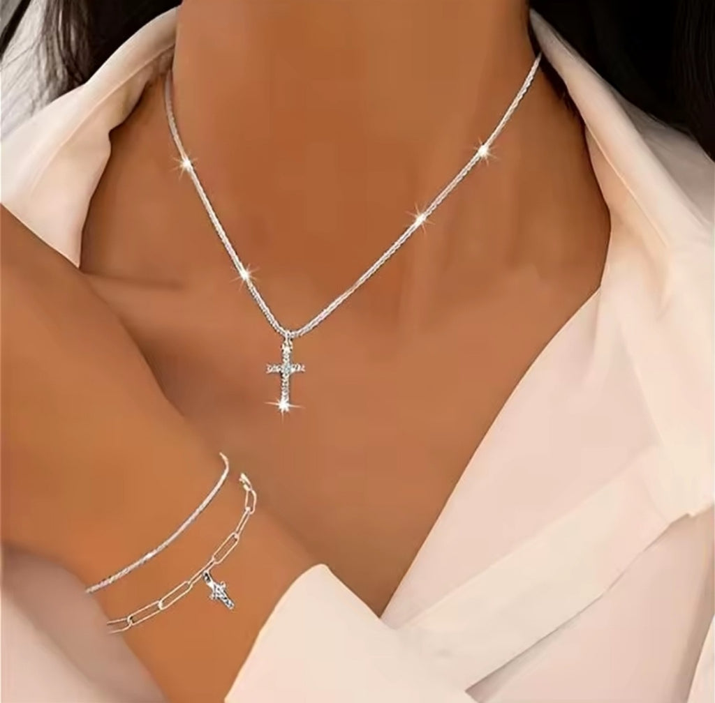 Set Lidia plateado: collar con cruz y dos pulseras