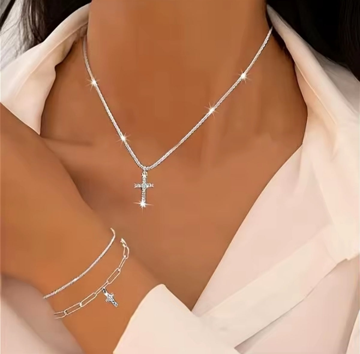 Set Lidia plateado: collar con cruz y dos pulseras