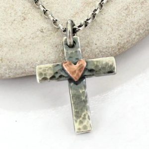 Colgante Cruz con Corazón Forjado a Mano