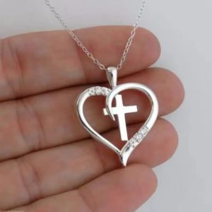 Collar Corazón con Cruz en Acero Inoxidable — Tu Amor Divino, Visible en Cada Paso