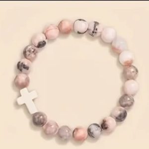 Pulsera de Piedra Natural Rosa con Cruz Blanca – Accesorio Cristiano Elegante para Mujeres