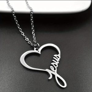 Collar Corazón “Jesus” en Acero Inoxidable — Amor, Fe y Elegancia en Cada Detalle