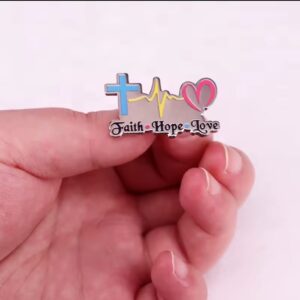 Pin Faith • Hope • Love – Cruz y Corazón ✝️💖